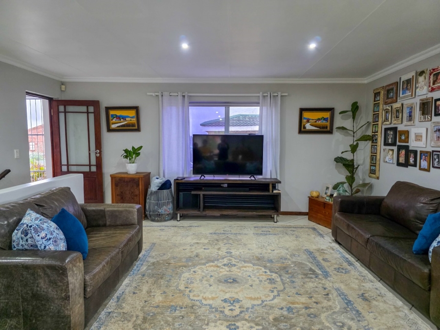 5 Bedroom Property for Sale in Wavecrest Eastern Cape